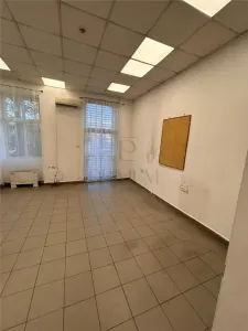 Spatiu comercial - zona linistita - aer conditionat  - 3 camere - 70 mp - foto 2