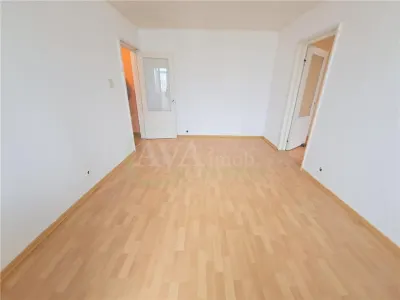 Apartament 3 camere semidecomandat, zona Milcov - foto 2