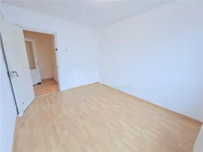 Apartament 3 camere semidecomandat, zona Milcov - foto 14
