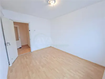 Apartament 3 camere semidecomandat, zona Milcov - foto 15