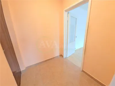 Apartament 3 camere semidecomandat, zona Milcov - foto 17