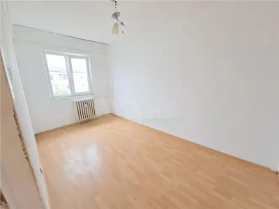 Apartament 3 camere semidecomandat, zona Milcov - foto 3