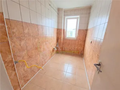 Apartament 3 camere semidecomandat, zona Milcov - foto 4