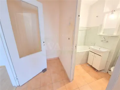 Apartament 3 camere semidecomandat, zona Milcov - foto 6