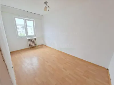 Apartament 3 camere semidecomandat, zona Milcov - foto 8