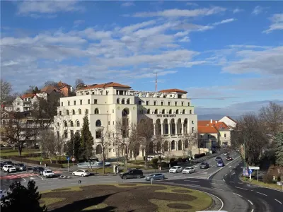 Garsoniera pretabila birou in Centrul Istoric Palatul Soarelui - foto 6