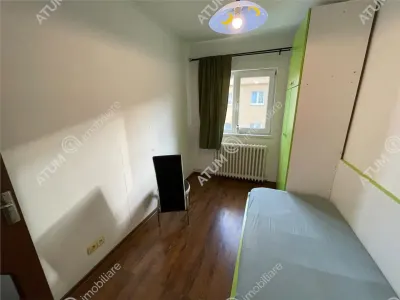 De inchiriat apartament cu 3 camere decomandate si balcon tip loggie in zona Vasile Aaron Sibiu - foto 8