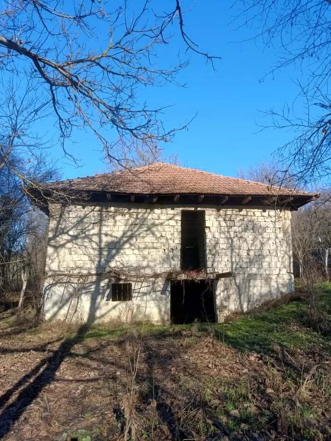 Casa la rosu in centru satului Peri com Husnicioara mehedinti - Drobeta Turnu-Severin