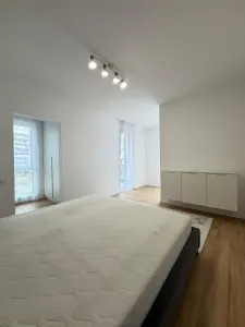 Apartament 2 camere, balcon, etaj intermediar, garaj, zona Eroilor - foto 10