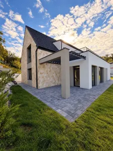 Casa individuala 6 camere, 5 bai, terasa la etaj, curte, P+ET+POD - Feleacu