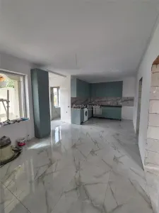 CASĂ 3 CAMERE - 70 mp utili + 350 mp teren + 10 mp terasă - 69900 € - COMISION 0% - Varias