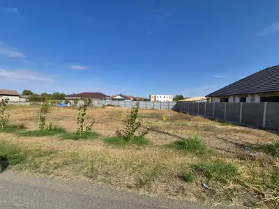 TEREN INTRAVILAN VARIAȘ - 700mp - ASFALT - FRONT 20m - UTILITĂȚI LA POARTĂ-COMISION 0% - Varias