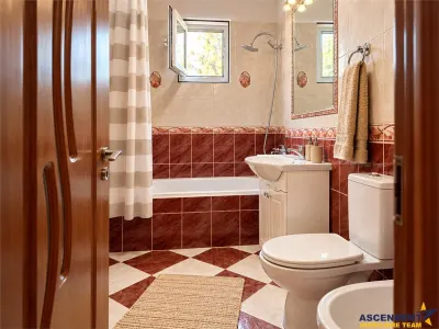 3 camere decomandat, spatios, 65 mp, gata de locuit, zona Garii, Fagaras - foto 5