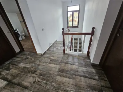 Casă/Vilă spațioasă cu etaj și garaj – Preț: 250.000 € - foto 17