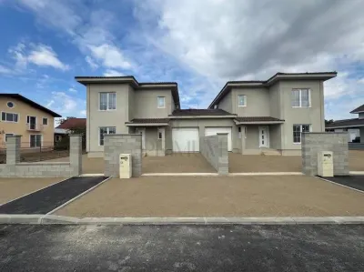 Casa spațioasa – 4 Dormitoare – Despartita prin Garaj (140 mp utili, 400 mp teren, Asfalt) - Mosnita Noua