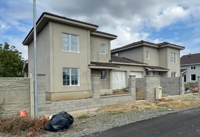 Casa spațioasa – 4 Dormitoare – Despartita prin Garaj (140 mp utili, 400 mp teren, Asfalt) - foto 2