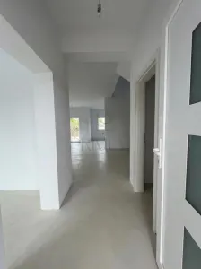 Casa spațioasa – 4 Dormitoare – Despartita prin Garaj (140 mp utili, 400 mp teren, Asfalt) - foto 8