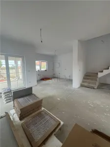 Casa spațioasa – 4 Dormitoare – Despartita prin Garaj (140 mp utili, 400 mp teren, Asfalt) - foto 9