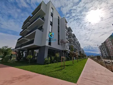 Inchiriem Apartament 3 Camere, Tip Studio, Modern, Tractorul - Brasov