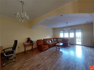 Casa spatioasa langa Spitalul Judetean - foto 8