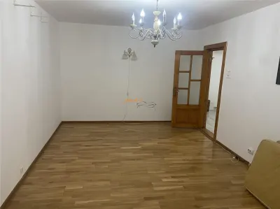 Apartament 3 camere Focsani  ,zona strada Bucegi - Policlinica 2,   etaj 1/3 , 2 bai , decomandat , imbunatatit - Focsani