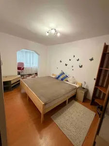 APARTAMENT CU 3 CAMERE DE INCHIRIAT – ZONA NORD, HATMAN BERESCU Ofer spre inchiriere un apartament cu 3 camere decomandate, situat in zona Nord - foto 4