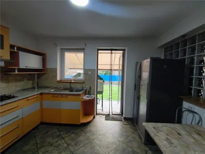 Casa 160 Mp Zona Exclusivista Zona Linistita Semicentral Curte Locuri de Parcare - foto 14