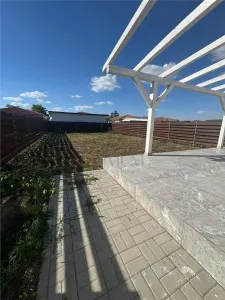 CASA PE PARTER  - 3 DORMITOARE - BUCATARIE INCHISA - 400 MP TEREN -ASFALT - foto 2