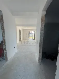 CASA SPATIOASA 4 DORMITOARE BUCATARIE INCHISA ZONA SERENA ASFALT SI TOATE UTILITATILE - foto 19
