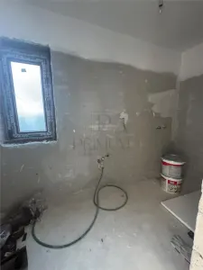 CASA SPATIOASA 4 DORMITOARE BUCATARIE INCHISA ZONA SERENA ASFALT SI TOATE UTILITATILE - foto 22