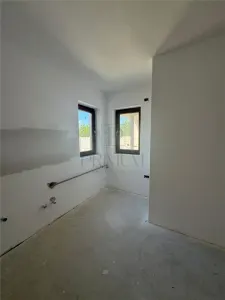 CASA SPATIOASA 4 DORMITOARE BUCATARIE INCHISA ZONA SERENA ASFALT SI TOATE UTILITATILE - foto 10