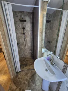 Inchiriez apartament cu 4 camere zona Facultati de litere 550 euro/luna - foto 4