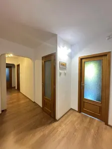 Decomandat cu 2 bai situat la etajul 3, mobilat si utilat - foto 2