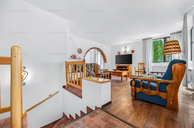 Casa pe 3 niveluri | Terasa cu priveliste | 3 parcari | Pozitie centrala - Brasov