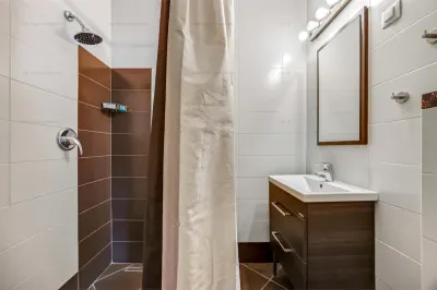 Casa pe 3 niveluri | Terasa cu priveliste | 3 parcari | Pozitie centrala - foto 32