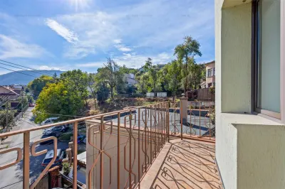 Casa pe 3 niveluri | Terasa cu priveliste | 3 parcari | Pozitie centrala - foto 35