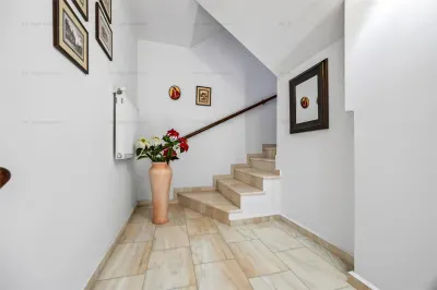 Casa pe 3 niveluri | Terasa cu priveliste | 3 parcari | Pozitie centrala - foto 36