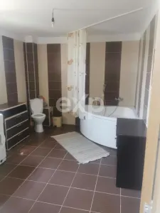 Casă spațioasă de închiriat în Ungureni – Dambovita - foto 16