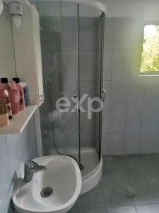 Casă spațioasă de închiriat în Ungureni – Dambovita - foto 18