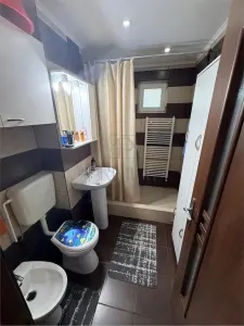 Lipovei - 2 Camere - Etaj 1 - Renovat - Centrala proprie - Spatios - Decomandat - foto 4
