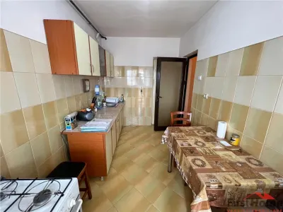 Apartament 3 camere, ultracentral, etaj 9, renovat ,mobilata si utilat - foto 3