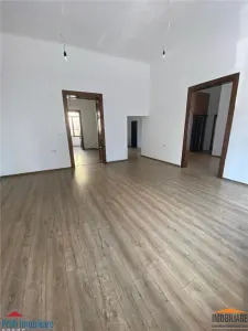 Inchiriez Spatiu  Comercial cu intrare din Bulevard - Arad