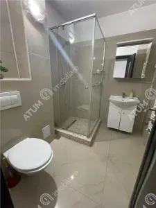 De inchiriat apartament cu 3 camere decomandate si balcon in zona centrala a orasului Sibiu - foto 11