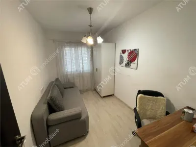 De inchiriat apartament cu 3 camere decomandate si balcon in zona centrala a orasului Sibiu - foto 6