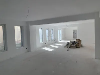 Spatiu comercial - vitrina generoasa - zona linistita - centrala proprie - 100 mp - Timisoara