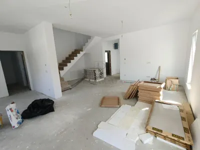 Duplex despartit prin garaj - teren 400 mp 5 camere - - foto 2