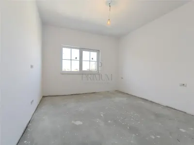 Duplex 5 camere - despartit prin garaj - teren generos - foto 9