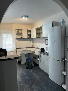 Dau in chirie ap cu 3 camere etajul 1 str Flamarion cartier Rogerius pret 350 euro - foto 3