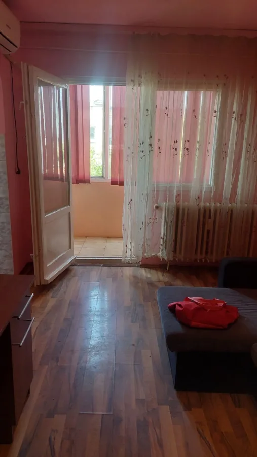 Vand garsoniera zona Vlaicu,(Lebada), et.4., termopan, gresie, faianta, parchet, aer conditionat, camera marita cu balconul,frigider, aragaz, masina automata bucatarie, baie cu vana, hol, usa metalica - Arad