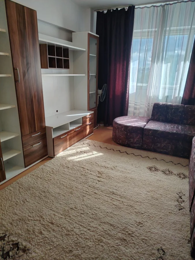 Inchiriez apartament 2 camere, zona Micalaa, (dupa Pod), et.3/10 ( lift nou), centrala termica, termopan, gresie, faianta parchet, 2 balcoane, 1 balcon deschis la sufragerie, 1 balcon inchis la dormit - Arad